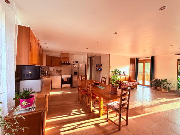 Agréable maison sur sous-sol + garage sur 750 m2