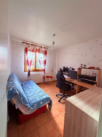 Agréable maison sur sous-sol + garage sur 750 m2