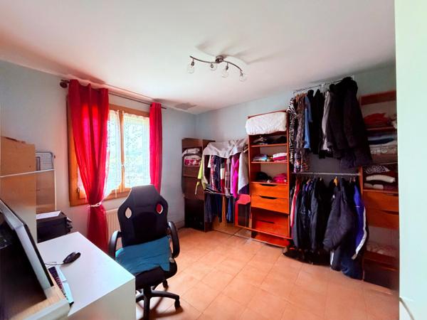 Agréable maison sur sous-sol + garage sur 750 m2