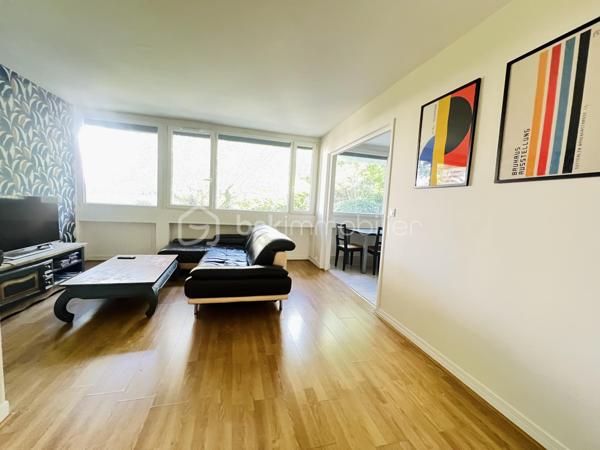 DANS UNE PETITE COPROPRIÉTÉ FERMÉE ET SÉCURISÉE DECOUVREZ CET APPARTEMENT ENTIÈREMENT RÉNOVÉ SITUÉ AU RDC/4  surélevé (ÉQUIVALENT D'UN 1e ÉTAGE) 

(VISITE VIRTUELLE SUR LE SITE SELOGER ET BSK )
 A proximité des  commerces et des transports environ 5mn à pied de la LIGNE  14 STATION L'HAY' LES ROSES permettant un accès rapide vers Paris et l’aéroport d’Orly à proximité du tramway T7 et des lignes de Bus .
Se compose comme suit : Une entrée , un séjour LUMINEUX , une cuisine  semi-ouverte AMÉNAGÉE ET ÉQUIPÉE  , deux chambres de 11 et 10m² une salle de bain , WC séparés .
PLACE DE PARKING PRIVATIF 
Le bien dispose également d’une CAVE 10m²

La copropriété est en excellente état :RAVALEMENT DE façade , réfection de la toiture et rénovation des parties communes réalisés il y a environ 5 ans .
cette annonce vise 3 lots( PAS  DE PROCÉDURE EN COURS .)
VISITE POSSIBLE 7/7