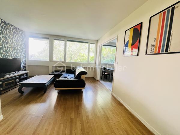 DANS UNE PETITE COPROPRIÉTÉ FERMÉE ET SÉCURISÉE DECOUVREZ CET APPARTEMENT ENTIÈREMENT RÉNOVÉ SITUÉ AU RDC/4  surélevé (ÉQUIVALENT D'UN 1e ÉTAGE) 

(VISITE VIRTUELLE SUR LE SITE SELOGER ET BSK )
 A proximité des  commerces et des transports environ 5mn à pied de la LIGNE  14 STATION L'HAY' LES ROSES permettant un accès rapide vers Paris et l’aéroport d’Orly à proximité du tramway T7 et des lignes de Bus .
Se compose comme suit : Une entrée , un séjour LUMINEUX , une cuisine  semi-ouverte AMÉNAGÉE ET ÉQUIPÉE  , deux chambres de 11 et 10m² une salle de bain , WC séparés .
PLACE DE PARKING PRIVATIF 
Le bien dispose également d’une CAVE 10m²

La copropriété est en excellente état :RAVALEMENT DE façade , réfection de la toiture et rénovation des parties communes réalisés il y a environ 5 ans .
cette annonce vise 3 lots( PAS  DE PROCÉDURE EN COURS .)
VISITE POSSIBLE 7/7