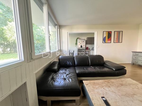 DANS UNE PETITE COPROPRIÉTÉ FERMÉE ET SÉCURISÉE DECOUVREZ CET APPARTEMENT ENTIÈREMENT RÉNOVÉ SITUÉ AU RDC/4  surélevé (ÉQUIVALENT D'UN 1e ÉTAGE) 

(VISITE VIRTUELLE SUR LE SITE SELOGER ET BSK )
 A proximité des  commerces et des transports environ 5mn à pied de la LIGNE  14 STATION L'HAY' LES ROSES permettant un accès rapide vers Paris et l’aéroport d’Orly à proximité du tramway T7 et des lignes de Bus .
Se compose comme suit : Une entrée , un séjour LUMINEUX , une cuisine  semi-ouverte AMÉNAGÉE ET ÉQUIPÉE  , deux chambres de 11 et 10m² une salle de bain , WC séparés .
PLACE DE PARKING PRIVATIF 
Le bien dispose également d’une CAVE 10m²

La copropriété est en excellente état :RAVALEMENT DE façade , réfection de la toiture et rénovation des parties communes réalisés il y a environ 5 ans .
cette annonce vise 3 lots( PAS  DE PROCÉDURE EN COURS .)
VISITE POSSIBLE 7/7
