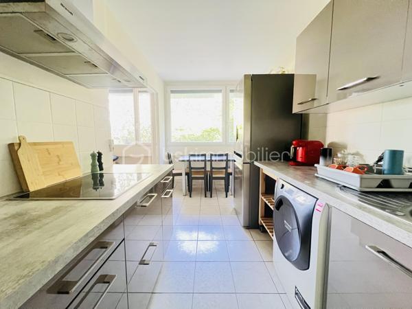 DANS UNE PETITE COPROPRIÉTÉ FERMÉE ET SÉCURISÉE DECOUVREZ CET APPARTEMENT ENTIÈREMENT RÉNOVÉ SITUÉ AU RDC/4  surélevé (ÉQUIVALENT D'UN 1e ÉTAGE) 

(VISITE VIRTUELLE SUR LE SITE SELOGER ET BSK )
 A proximité des  commerces et des transports environ 5mn à pied de la LIGNE  14 STATION L'HAY' LES ROSES permettant un accès rapide vers Paris et l’aéroport d’Orly à proximité du tramway T7 et des lignes de Bus .
Se compose comme suit : Une entrée , un séjour LUMINEUX , une cuisine  semi-ouverte AMÉNAGÉE ET ÉQUIPÉE  , deux chambres de 11 et 10m² une salle de bain , WC séparés .
PLACE DE PARKING PRIVATIF 
Le bien dispose également d’une CAVE 10m²

La copropriété est en excellente état :RAVALEMENT DE façade , réfection de la toiture et rénovation des parties communes réalisés il y a environ 5 ans .
cette annonce vise 3 lots( PAS  DE PROCÉDURE EN COURS .)
VISITE POSSIBLE 7/7