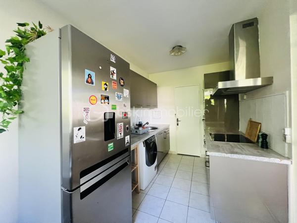 DANS UNE PETITE COPROPRIÉTÉ FERMÉE ET SÉCURISÉE DECOUVREZ CET APPARTEMENT ENTIÈREMENT RÉNOVÉ SITUÉ AU RDC/4  surélevé (ÉQUIVALENT D'UN 1e ÉTAGE) 

(VISITE VIRTUELLE SUR LE SITE SELOGER ET BSK )
 A proximité des  commerces et des transports environ 5mn à pied de la LIGNE  14 STATION L'HAY' LES ROSES permettant un accès rapide vers Paris et l’aéroport d’Orly à proximité du tramway T7 et des lignes de Bus .
Se compose comme suit : Une entrée , un séjour LUMINEUX , une cuisine  semi-ouverte AMÉNAGÉE ET ÉQUIPÉE  , deux chambres de 11 et 10m² une salle de bain , WC séparés .
PLACE DE PARKING PRIVATIF 
Le bien dispose également d’une CAVE 10m²

La copropriété est en excellente état :RAVALEMENT DE façade , réfection de la toiture et rénovation des parties communes réalisés il y a environ 5 ans .
cette annonce vise 3 lots( PAS  DE PROCÉDURE EN COURS .)
VISITE POSSIBLE 7/7