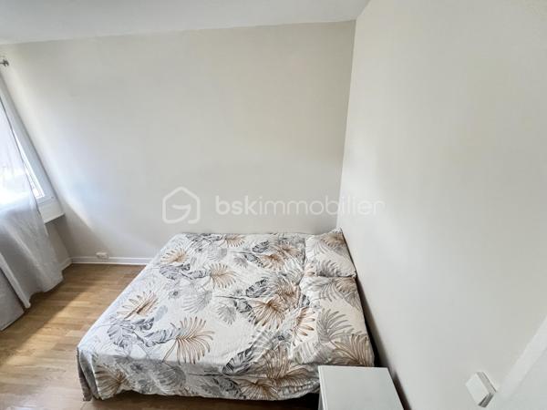 DANS UNE PETITE COPROPRIÉTÉ FERMÉE ET SÉCURISÉE DECOUVREZ CET APPARTEMENT ENTIÈREMENT RÉNOVÉ SITUÉ AU RDC/4  surélevé (ÉQUIVALENT D'UN 1e ÉTAGE) 

(VISITE VIRTUELLE SUR LE SITE SELOGER ET BSK )
 A proximité des  commerces et des transports environ 5mn à pied de la LIGNE  14 STATION L'HAY' LES ROSES permettant un accès rapide vers Paris et l’aéroport d’Orly à proximité du tramway T7 et des lignes de Bus .
Se compose comme suit : Une entrée , un séjour LUMINEUX , une cuisine  semi-ouverte AMÉNAGÉE ET ÉQUIPÉE  , deux chambres de 11 et 10m² une salle de bain , WC séparés .
PLACE DE PARKING PRIVATIF 
Le bien dispose également d’une CAVE 10m²

La copropriété est en excellente état :RAVALEMENT DE façade , réfection de la toiture et rénovation des parties communes réalisés il y a environ 5 ans .
cette annonce vise 3 lots( PAS  DE PROCÉDURE EN COURS .)
VISITE POSSIBLE 7/7