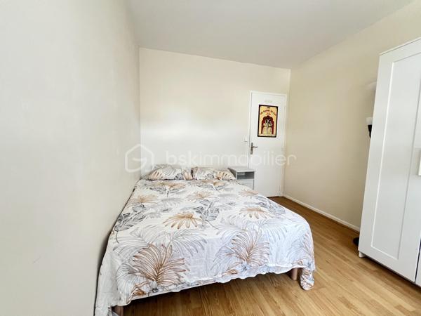 DANS UNE PETITE COPROPRIÉTÉ FERMÉE ET SÉCURISÉE DECOUVREZ CET APPARTEMENT ENTIÈREMENT RÉNOVÉ SITUÉ AU RDC/4  surélevé (ÉQUIVALENT D'UN 1e ÉTAGE) 

(VISITE VIRTUELLE SUR LE SITE SELOGER ET BSK )
 A proximité des  commerces et des transports environ 5mn à pied de la LIGNE  14 STATION L'HAY' LES ROSES permettant un accès rapide vers Paris et l’aéroport d’Orly à proximité du tramway T7 et des lignes de Bus .
Se compose comme suit : Une entrée , un séjour LUMINEUX , une cuisine  semi-ouverte AMÉNAGÉE ET ÉQUIPÉE  , deux chambres de 11 et 10m² une salle de bain , WC séparés .
PLACE DE PARKING PRIVATIF 
Le bien dispose également d’une CAVE 10m²

La copropriété est en excellente état :RAVALEMENT DE façade , réfection de la toiture et rénovation des parties communes réalisés il y a environ 5 ans .
cette annonce vise 3 lots( PAS  DE PROCÉDURE EN COURS .)
VISITE POSSIBLE 7/7