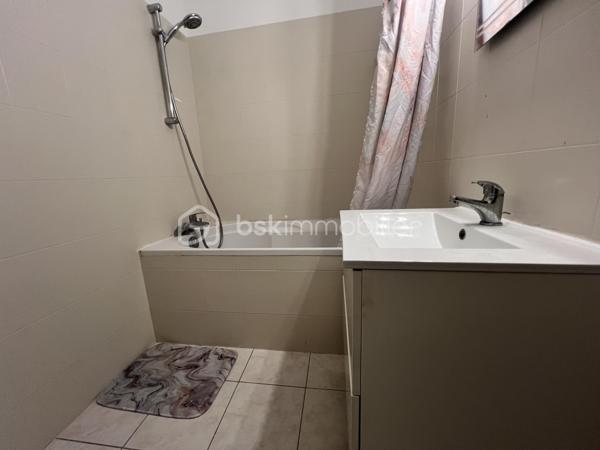 DANS UNE PETITE COPROPRIÉTÉ FERMÉE ET SÉCURISÉE DECOUVREZ CET APPARTEMENT ENTIÈREMENT RÉNOVÉ SITUÉ AU RDC/4  surélevé (ÉQUIVALENT D'UN 1e ÉTAGE) 

(VISITE VIRTUELLE SUR LE SITE SELOGER ET BSK )
 A proximité des  commerces et des transports environ 5mn à pied de la LIGNE  14 STATION L'HAY' LES ROSES permettant un accès rapide vers Paris et l’aéroport d’Orly à proximité du tramway T7 et des lignes de Bus .
Se compose comme suit : Une entrée , un séjour LUMINEUX , une cuisine  semi-ouverte AMÉNAGÉE ET ÉQUIPÉE  , deux chambres de 11 et 10m² une salle de bain , WC séparés .
PLACE DE PARKING PRIVATIF 
Le bien dispose également d’une CAVE 10m²

La copropriété est en excellente état :RAVALEMENT DE façade , réfection de la toiture et rénovation des parties communes réalisés il y a environ 5 ans .
cette annonce vise 3 lots( PAS  DE PROCÉDURE EN COURS .)
VISITE POSSIBLE 7/7