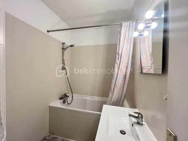 DANS UNE PETITE COPROPRIÉTÉ FERMÉE ET SÉCURISÉE DECOUVREZ CET APPARTEMENT ENTIÈREMENT RÉNOVÉ SITUÉ AU RDC/4  surélevé (ÉQUIVALENT D'UN 1e ÉTAGE) 

(VISITE VIRTUELLE SUR LE SITE SELOGER ET BSK )
 A proximité des  commerces et des transports environ 5mn à pied de la LIGNE  14 STATION L'HAY' LES ROSES permettant un accès rapide vers Paris et l’aéroport d’Orly à proximité du tramway T7 et des lignes de Bus .
Se compose comme suit : Une entrée , un séjour LUMINEUX , une cuisine  semi-ouverte AMÉNAGÉE ET ÉQUIPÉE  , deux chambres de 11 et 10m² une salle de bain , WC séparés .
PLACE DE PARKING PRIVATIF 
Le bien dispose également d’une CAVE 10m²

La copropriété est en excellente état :RAVALEMENT DE façade , réfection de la toiture et rénovation des parties communes réalisés il y a environ 5 ans .
cette annonce vise 3 lots( PAS  DE PROCÉDURE EN COURS .)
VISITE POSSIBLE 7/7