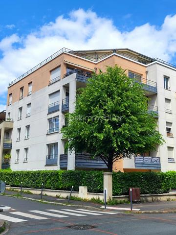 Cet appartement de 69,5 m2 en excellent état avec cave et place de parking en sous-sol est situé au sein d’une belle copropriété à taille humaine, récente, sécurisée et très bien tenue.

Clair et donnant sur une rue calme, il se compose d’une belle pièce de vie de 27 m2 prolongée par une terrasse de 15m2 exposée Ouest, 2 chambres de 10 m2 bénéficiant de beaux volumes de rangement, une cuisine de 10 m2 ouverte sur le séjour, une salle-de-bains et des toilettes séparés. 

Situé dans un quartier très central et calme, l’appartement est proche des différents modes de transports en commun et des principales commodités utiles (commerces de proximité, pharmacies, écoles, collèges, crèches…).

Le diagnostic de performance énergétique réalisé récemment fait ressortir une note globale excellente C.