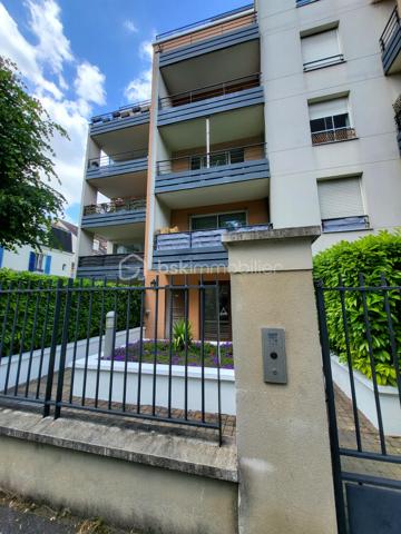 Cet appartement de 69,5 m2 en excellent état avec cave et place de parking en sous-sol est situé au sein d’une belle copropriété à taille humaine, récente, sécurisée et très bien tenue.

Clair et donnant sur une rue calme, il se compose d’une belle pièce de vie de 27 m2 prolongée par une terrasse de 15m2 exposée Ouest, 2 chambres de 10 m2 bénéficiant de beaux volumes de rangement, une cuisine de 10 m2 ouverte sur le séjour, une salle-de-bains et des toilettes séparés. 

Situé dans un quartier très central et calme, l’appartement est proche des différents modes de transports en commun et des principales commodités utiles (commerces de proximité, pharmacies, écoles, collèges, crèches…).

Le diagnostic de performance énergétique réalisé récemment fait ressortir une note globale excellente C.