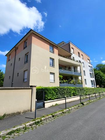 Cet appartement de 69,5 m2 en excellent état avec cave et place de parking en sous-sol est situé au sein d’une belle copropriété à taille humaine, récente, sécurisée et très bien tenue.

Clair et donnant sur une rue calme, il se compose d’une belle pièce de vie de 27 m2 prolongée par une terrasse de 15m2 exposée Ouest, 2 chambres de 10 m2 bénéficiant de beaux volumes de rangement, une cuisine de 10 m2 ouverte sur le séjour, une salle-de-bains et des toilettes séparés. 

Situé dans un quartier très central et calme, l’appartement est proche des différents modes de transports en commun et des principales commodités utiles (commerces de proximité, pharmacies, écoles, collèges, crèches…).

Le diagnostic de performance énergétique réalisé récemment fait ressortir une note globale excellente C.