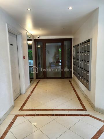 Cet appartement de 69,5 m2 en excellent état avec cave et place de parking en sous-sol est situé au sein d’une belle copropriété à taille humaine, récente, sécurisée et très bien tenue.

Clair et donnant sur une rue calme, il se compose d’une belle pièce de vie de 27 m2 prolongée par une terrasse de 15m2 exposée Ouest, 2 chambres de 10 m2 bénéficiant de beaux volumes de rangement, une cuisine de 10 m2 ouverte sur le séjour, une salle-de-bains et des toilettes séparés. 

Situé dans un quartier très central et calme, l’appartement est proche des différents modes de transports en commun et des principales commodités utiles (commerces de proximité, pharmacies, écoles, collèges, crèches…).

Le diagnostic de performance énergétique réalisé récemment fait ressortir une note globale excellente C.