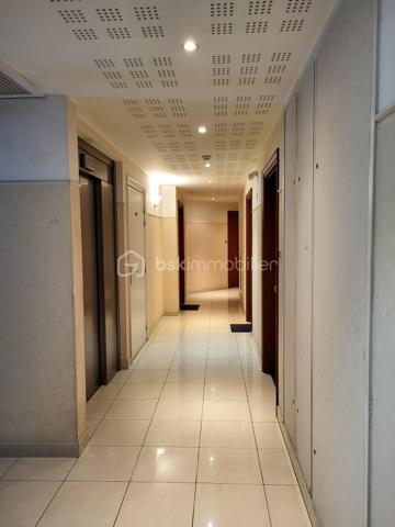 Cet appartement de 69,5 m2 en excellent état avec cave et place de parking en sous-sol est situé au sein d’une belle copropriété à taille humaine, récente, sécurisée et très bien tenue.

Clair et donnant sur une rue calme, il se compose d’une belle pièce de vie de 27 m2 prolongée par une terrasse de 15m2 exposée Ouest, 2 chambres de 10 m2 bénéficiant de beaux volumes de rangement, une cuisine de 10 m2 ouverte sur le séjour, une salle-de-bains et des toilettes séparés. 

Situé dans un quartier très central et calme, l’appartement est proche des différents modes de transports en commun et des principales commodités utiles (commerces de proximité, pharmacies, écoles, collèges, crèches…).

Le diagnostic de performance énergétique réalisé récemment fait ressortir une note globale excellente C.