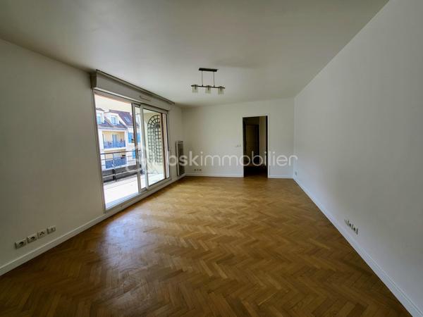 Cet appartement de 69,5 m2 en excellent état avec cave et place de parking en sous-sol est situé au sein d’une belle copropriété à taille humaine, récente, sécurisée et très bien tenue.

Clair et donnant sur une rue calme, il se compose d’une belle pièce de vie de 27 m2 prolongée par une terrasse de 15m2 exposée Ouest, 2 chambres de 10 m2 bénéficiant de beaux volumes de rangement, une cuisine de 10 m2 ouverte sur le séjour, une salle-de-bains et des toilettes séparés. 

Situé dans un quartier très central et calme, l’appartement est proche des différents modes de transports en commun et des principales commodités utiles (commerces de proximité, pharmacies, écoles, collèges, crèches…).

Le diagnostic de performance énergétique réalisé récemment fait ressortir une note globale excellente C.