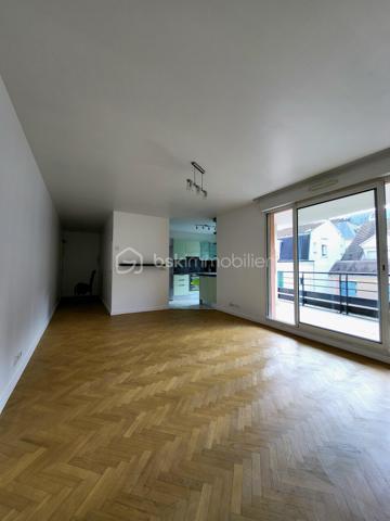 Cet appartement de 69,5 m2 en excellent état avec cave et place de parking en sous-sol est situé au sein d’une belle copropriété à taille humaine, récente, sécurisée et très bien tenue.

Clair et donnant sur une rue calme, il se compose d’une belle pièce de vie de 27 m2 prolongée par une terrasse de 15m2 exposée Ouest, 2 chambres de 10 m2 bénéficiant de beaux volumes de rangement, une cuisine de 10 m2 ouverte sur le séjour, une salle-de-bains et des toilettes séparés. 

Situé dans un quartier très central et calme, l’appartement est proche des différents modes de transports en commun et des principales commodités utiles (commerces de proximité, pharmacies, écoles, collèges, crèches…).

Le diagnostic de performance énergétique réalisé récemment fait ressortir une note globale excellente C.