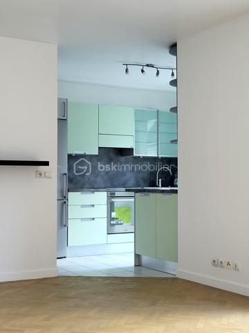 Cet appartement de 69,5 m2 en excellent état avec cave et place de parking en sous-sol est situé au sein d’une belle copropriété à taille humaine, récente, sécurisée et très bien tenue.

Clair et donnant sur une rue calme, il se compose d’une belle pièce de vie de 27 m2 prolongée par une terrasse de 15m2 exposée Ouest, 2 chambres de 10 m2 bénéficiant de beaux volumes de rangement, une cuisine de 10 m2 ouverte sur le séjour, une salle-de-bains et des toilettes séparés. 

Situé dans un quartier très central et calme, l’appartement est proche des différents modes de transports en commun et des principales commodités utiles (commerces de proximité, pharmacies, écoles, collèges, crèches…).

Le diagnostic de performance énergétique réalisé récemment fait ressortir une note globale excellente C.