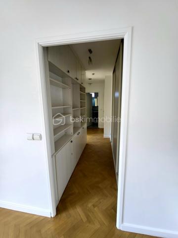 Cet appartement de 69,5 m2 en excellent état avec cave et place de parking en sous-sol est situé au sein d’une belle copropriété à taille humaine, récente, sécurisée et très bien tenue.

Clair et donnant sur une rue calme, il se compose d’une belle pièce de vie de 27 m2 prolongée par une terrasse de 15m2 exposée Ouest, 2 chambres de 10 m2 bénéficiant de beaux volumes de rangement, une cuisine de 10 m2 ouverte sur le séjour, une salle-de-bains et des toilettes séparés. 

Situé dans un quartier très central et calme, l’appartement est proche des différents modes de transports en commun et des principales commodités utiles (commerces de proximité, pharmacies, écoles, collèges, crèches…).

Le diagnostic de performance énergétique réalisé récemment fait ressortir une note globale excellente C.