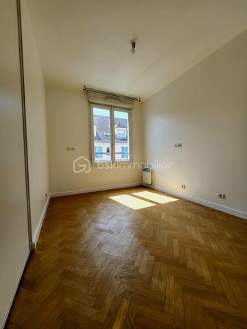 Cet appartement de 69,5 m2 en excellent état avec cave et place de parking en sous-sol est situé au sein d’une belle copropriété à taille humaine, récente, sécurisée et très bien tenue.

Clair et donnant sur une rue calme, il se compose d’une belle pièce de vie de 27 m2 prolongée par une terrasse de 15m2 exposée Ouest, 2 chambres de 10 m2 bénéficiant de beaux volumes de rangement, une cuisine de 10 m2 ouverte sur le séjour, une salle-de-bains et des toilettes séparés. 

Situé dans un quartier très central et calme, l’appartement est proche des différents modes de transports en commun et des principales commodités utiles (commerces de proximité, pharmacies, écoles, collèges, crèches…).

Le diagnostic de performance énergétique réalisé récemment fait ressortir une note globale excellente C.