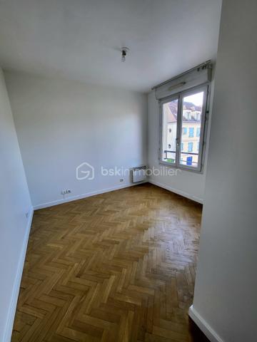 Cet appartement de 69,5 m2 en excellent état avec cave et place de parking en sous-sol est situé au sein d’une belle copropriété à taille humaine, récente, sécurisée et très bien tenue.

Clair et donnant sur une rue calme, il se compose d’une belle pièce de vie de 27 m2 prolongée par une terrasse de 15m2 exposée Ouest, 2 chambres de 10 m2 bénéficiant de beaux volumes de rangement, une cuisine de 10 m2 ouverte sur le séjour, une salle-de-bains et des toilettes séparés. 

Situé dans un quartier très central et calme, l’appartement est proche des différents modes de transports en commun et des principales commodités utiles (commerces de proximité, pharmacies, écoles, collèges, crèches…).

Le diagnostic de performance énergétique réalisé récemment fait ressortir une note globale excellente C.