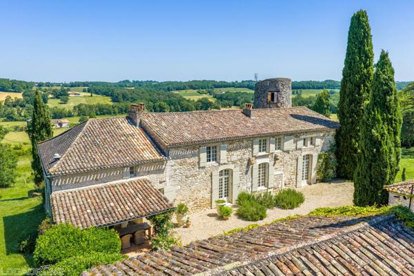 Propriété historique avec piscine, verger et vues sur la campagne