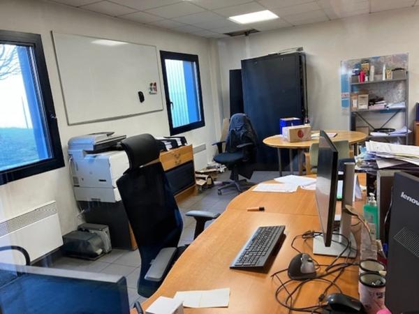 Local/bureau à louer VILLEFRANCHE SUR SAONE (69) 1 500 m2 avec Hauteur de 8 m , 1 quai , site clos sécurisé