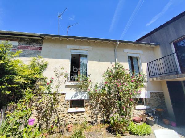 Avis aux amateurs de charme et de beaux volumes ! L'agence BSK Immobilier vous présente cette maison des années 1930 idéalement située au calme, à deux pas du centre-ville et de la gare.

Offrant 67 m² habitables et un potentiel total de 137 m² au sol, elle se compose :

• Un Rez-de-Chaussée Lumineux (exposé Sud vers le jardin) & Fonctionnel :
Une entrée desservant un séjour/salle à manger convivial, une cuisine indépendante, 2 chambres confortables, une salle d'eau et un WC séparé.

• Un Rez-de-Jardin aux Multiples Possibilités (Idéal Télétravail ou Studio) :
Profitez de presque 45 m² supplémentaires répartis en 3 belles pièces bénéficiant d'un accès direct de plain-pied sur le jardin avec buanderie et une chaufferie.

• Les Extérieurs & Annexes :
Un agréable jardin avec terrasse pour vos journées ensoleillées, ainsi qu'un rare double garage de 25 m².

Pourquoi choisir cette maison ?
Emplacement n°1 : Écoles, commerces et transports accessibles à pied (Gare RER E à 8 min).
Évolutive : Une configuration idéale pour s'adapter à vos projets (création d'un espace parental en rez-de-jardin, salle de jeux, profession libérale).

Prévoir quelques travaux de rafraîchissement et de mise aux normes électriques pour révéler tout le potentiel de cette maison.

Contactez Stéphanie PERET - BSK Immobilier pour planifier votre visite !