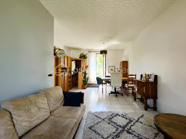 Avis aux amateurs de charme et de beaux volumes ! L'agence BSK Immobilier vous présente cette maison des années 1930 idéalement située au calme, à deux pas du centre-ville et de la gare.

Offrant 67 m² habitables et un potentiel total de 137 m² au sol, elle se compose :

• Un Rez-de-Chaussée Lumineux (exposé Sud vers le jardin) & Fonctionnel :
Une entrée desservant un séjour/salle à manger convivial, une cuisine indépendante, 2 chambres confortables, une salle d'eau et un WC séparé.

• Un Rez-de-Jardin aux Multiples Possibilités (Idéal Télétravail ou Studio) :
Profitez de presque 45 m² supplémentaires répartis en 3 belles pièces bénéficiant d'un accès direct de plain-pied sur le jardin avec buanderie et une chaufferie.

• Les Extérieurs & Annexes :
Un agréable jardin avec terrasse pour vos journées ensoleillées, ainsi qu'un rare double garage de 25 m².

Pourquoi choisir cette maison ?
Emplacement n°1 : Écoles, commerces et transports accessibles à pied (Gare RER E à 8 min).
Évolutive : Une configuration idéale pour s'adapter à vos projets (création d'un espace parental en rez-de-jardin, salle de jeux, profession libérale).

Prévoir quelques travaux de rafraîchissement et de mise aux normes électriques pour révéler tout le potentiel de cette maison.

Contactez Stéphanie PERET - BSK Immobilier pour planifier votre visite !