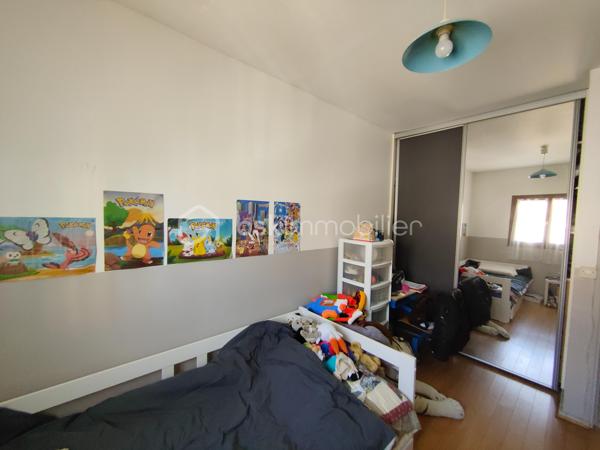 Avis aux amateurs de charme et de beaux volumes ! L'agence BSK Immobilier vous présente cette maison des années 1930 idéalement située au calme, à deux pas du centre-ville et de la gare.

Offrant 67 m² habitables et un potentiel total de 137 m² au sol, elle se compose :

• Un Rez-de-Chaussée Lumineux (exposé Sud vers le jardin) & Fonctionnel :
Une entrée desservant un séjour/salle à manger convivial, une cuisine indépendante, 2 chambres confortables, une salle d'eau et un WC séparé.

• Un Rez-de-Jardin aux Multiples Possibilités (Idéal Télétravail ou Studio) :
Profitez de presque 45 m² supplémentaires répartis en 3 belles pièces bénéficiant d'un accès direct de plain-pied sur le jardin avec buanderie et une chaufferie.

• Les Extérieurs & Annexes :
Un agréable jardin avec terrasse pour vos journées ensoleillées, ainsi qu'un rare double garage de 25 m².

Pourquoi choisir cette maison ?
Emplacement n°1 : Écoles, commerces et transports accessibles à pied (Gare RER E à 8 min).
Évolutive : Une configuration idéale pour s'adapter à vos projets (création d'un espace parental en rez-de-jardin, salle de jeux, profession libérale).

Prévoir quelques travaux de rafraîchissement et de mise aux normes électriques pour révéler tout le potentiel de cette maison.

Contactez Stéphanie PERET - BSK Immobilier pour planifier votre visite !