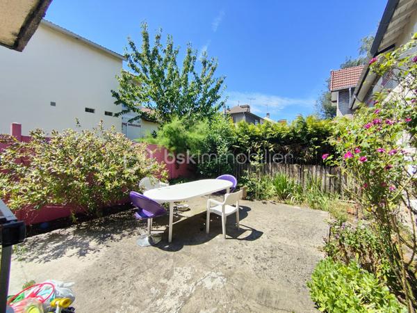 Avis aux amateurs de charme et de beaux volumes ! L'agence BSK Immobilier vous présente cette maison des années 1930 idéalement située au calme, à deux pas du centre-ville et de la gare.

Offrant 67 m² habitables et un potentiel total de 137 m² au sol, elle se compose :

• Un Rez-de-Chaussée Lumineux (exposé Sud vers le jardin) & Fonctionnel :
Une entrée desservant un séjour/salle à manger convivial, une cuisine indépendante, 2 chambres confortables, une salle d'eau et un WC séparé.

• Un Rez-de-Jardin aux Multiples Possibilités (Idéal Télétravail ou Studio) :
Profitez de presque 45 m² supplémentaires répartis en 3 belles pièces bénéficiant d'un accès direct de plain-pied sur le jardin avec buanderie et une chaufferie.

• Les Extérieurs & Annexes :
Un agréable jardin avec terrasse pour vos journées ensoleillées, ainsi qu'un rare double garage de 25 m².

Pourquoi choisir cette maison ?
Emplacement n°1 : Écoles, commerces et transports accessibles à pied (Gare RER E à 8 min).
Évolutive : Une configuration idéale pour s'adapter à vos projets (création d'un espace parental en rez-de-jardin, salle de jeux, profession libérale).

Prévoir quelques travaux de rafraîchissement et de mise aux normes électriques pour révéler tout le potentiel de cette maison.

Contactez Stéphanie PERET - BSK Immobilier pour planifier votre visite !