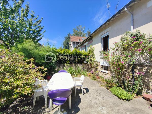 Avis aux amateurs de charme et de beaux volumes ! L'agence BSK Immobilier vous présente cette maison des années 1930 idéalement située au calme, à deux pas du centre-ville et de la gare.

Offrant 67 m² habitables et un potentiel total de 137 m² au sol, elle se compose :

• Un Rez-de-Chaussée Lumineux (exposé Sud vers le jardin) & Fonctionnel :
Une entrée desservant un séjour/salle à manger convivial, une cuisine indépendante, 2 chambres confortables, une salle d'eau et un WC séparé.

• Un Rez-de-Jardin aux Multiples Possibilités (Idéal Télétravail ou Studio) :
Profitez de presque 45 m² supplémentaires répartis en 3 belles pièces bénéficiant d'un accès direct de plain-pied sur le jardin avec buanderie et une chaufferie.

• Les Extérieurs & Annexes :
Un agréable jardin avec terrasse pour vos journées ensoleillées, ainsi qu'un rare double garage de 25 m².

Pourquoi choisir cette maison ?
Emplacement n°1 : Écoles, commerces et transports accessibles à pied (Gare RER E à 8 min).
Évolutive : Une configuration idéale pour s'adapter à vos projets (création d'un espace parental en rez-de-jardin, salle de jeux, profession libérale).

Prévoir quelques travaux de rafraîchissement et de mise aux normes électriques pour révéler tout le potentiel de cette maison.

Contactez Stéphanie PERET - BSK Immobilier pour planifier votre visite !
