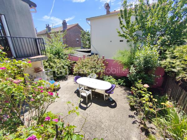 Avis aux amateurs de charme et de beaux volumes ! L'agence BSK Immobilier vous présente cette maison des années 1930 idéalement située au calme, à deux pas du centre-ville et de la gare.

Offrant 67 m² habitables et un potentiel total de 137 m² au sol, elle se compose :

• Un Rez-de-Chaussée Lumineux (exposé Sud vers le jardin) & Fonctionnel :
Une entrée desservant un séjour/salle à manger convivial, une cuisine indépendante, 2 chambres confortables, une salle d'eau et un WC séparé.

• Un Rez-de-Jardin aux Multiples Possibilités (Idéal Télétravail ou Studio) :
Profitez de presque 45 m² supplémentaires répartis en 3 belles pièces bénéficiant d'un accès direct de plain-pied sur le jardin avec buanderie et une chaufferie.

• Les Extérieurs & Annexes :
Un agréable jardin avec terrasse pour vos journées ensoleillées, ainsi qu'un rare double garage de 25 m².

Pourquoi choisir cette maison ?
Emplacement n°1 : Écoles, commerces et transports accessibles à pied (Gare RER E à 8 min).
Évolutive : Une configuration idéale pour s'adapter à vos projets (création d'un espace parental en rez-de-jardin, salle de jeux, profession libérale).

Prévoir quelques travaux de rafraîchissement et de mise aux normes électriques pour révéler tout le potentiel de cette maison.

Contactez Stéphanie PERET - BSK Immobilier pour planifier votre visite !