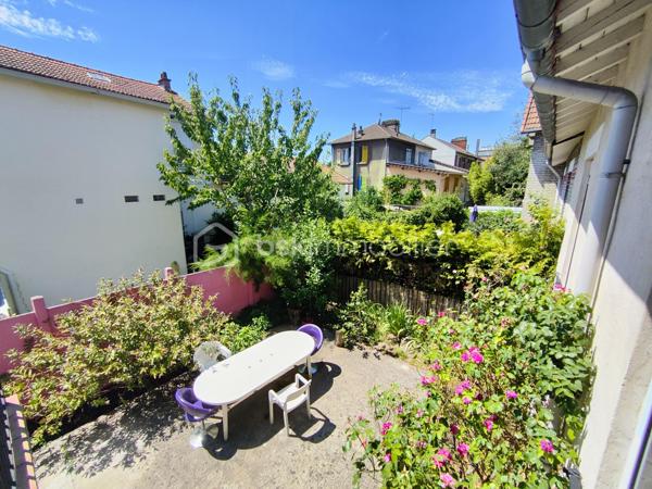 Avis aux amateurs de charme et de beaux volumes ! L'agence BSK Immobilier vous présente cette maison des années 1930 idéalement située au calme, à deux pas du centre-ville et de la gare.

Offrant 67 m² habitables et un potentiel total de 137 m² au sol, elle se compose :

• Un Rez-de-Chaussée Lumineux (exposé Sud vers le jardin) & Fonctionnel :
Une entrée desservant un séjour/salle à manger convivial, une cuisine indépendante, 2 chambres confortables, une salle d'eau et un WC séparé.

• Un Rez-de-Jardin aux Multiples Possibilités (Idéal Télétravail ou Studio) :
Profitez de presque 45 m² supplémentaires répartis en 3 belles pièces bénéficiant d'un accès direct de plain-pied sur le jardin avec buanderie et une chaufferie.

• Les Extérieurs & Annexes :
Un agréable jardin avec terrasse pour vos journées ensoleillées, ainsi qu'un rare double garage de 25 m².

Pourquoi choisir cette maison ?
Emplacement n°1 : Écoles, commerces et transports accessibles à pied (Gare RER E à 8 min).
Évolutive : Une configuration idéale pour s'adapter à vos projets (création d'un espace parental en rez-de-jardin, salle de jeux, profession libérale).

Prévoir quelques travaux de rafraîchissement et de mise aux normes électriques pour révéler tout le potentiel de cette maison.

Contactez Stéphanie PERET - BSK Immobilier pour planifier votre visite !