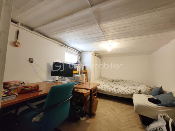 Avis aux amateurs de charme et de beaux volumes ! L'agence BSK Immobilier vous présente cette maison des années 1930 idéalement située au calme, à deux pas du centre-ville et de la gare.

Offrant 67 m² habitables et un potentiel total de 137 m² au sol, elle se compose :

• Un Rez-de-Chaussée Lumineux (exposé Sud vers le jardin) & Fonctionnel :
Une entrée desservant un séjour/salle à manger convivial, une cuisine indépendante, 2 chambres confortables, une salle d'eau et un WC séparé.

• Un Rez-de-Jardin aux Multiples Possibilités (Idéal Télétravail ou Studio) :
Profitez de presque 45 m² supplémentaires répartis en 3 belles pièces bénéficiant d'un accès direct de plain-pied sur le jardin avec buanderie et une chaufferie.

• Les Extérieurs & Annexes :
Un agréable jardin avec terrasse pour vos journées ensoleillées, ainsi qu'un rare double garage de 25 m².

Pourquoi choisir cette maison ?
Emplacement n°1 : Écoles, commerces et transports accessibles à pied (Gare RER E à 8 min).
Évolutive : Une configuration idéale pour s'adapter à vos projets (création d'un espace parental en rez-de-jardin, salle de jeux, profession libérale).

Prévoir quelques travaux de rafraîchissement et de mise aux normes électriques pour révéler tout le potentiel de cette maison.

Contactez Stéphanie PERET - BSK Immobilier pour planifier votre visite !