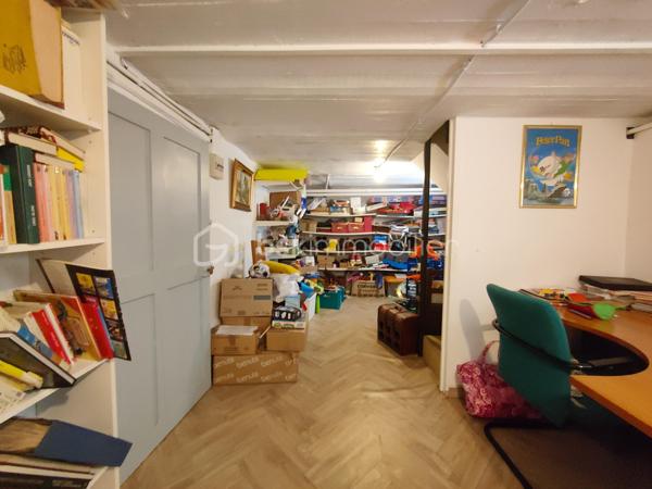 Avis aux amateurs de charme et de beaux volumes ! L'agence BSK Immobilier vous présente cette maison des années 1930 idéalement située au calme, à deux pas du centre-ville et de la gare.

Offrant 67 m² habitables et un potentiel total de 137 m² au sol, elle se compose :

• Un Rez-de-Chaussée Lumineux (exposé Sud vers le jardin) & Fonctionnel :
Une entrée desservant un séjour/salle à manger convivial, une cuisine indépendante, 2 chambres confortables, une salle d'eau et un WC séparé.

• Un Rez-de-Jardin aux Multiples Possibilités (Idéal Télétravail ou Studio) :
Profitez de presque 45 m² supplémentaires répartis en 3 belles pièces bénéficiant d'un accès direct de plain-pied sur le jardin avec buanderie et une chaufferie.

• Les Extérieurs & Annexes :
Un agréable jardin avec terrasse pour vos journées ensoleillées, ainsi qu'un rare double garage de 25 m².

Pourquoi choisir cette maison ?
Emplacement n°1 : Écoles, commerces et transports accessibles à pied (Gare RER E à 8 min).
Évolutive : Une configuration idéale pour s'adapter à vos projets (création d'un espace parental en rez-de-jardin, salle de jeux, profession libérale).

Prévoir quelques travaux de rafraîchissement et de mise aux normes électriques pour révéler tout le potentiel de cette maison.

Contactez Stéphanie PERET - BSK Immobilier pour planifier votre visite !