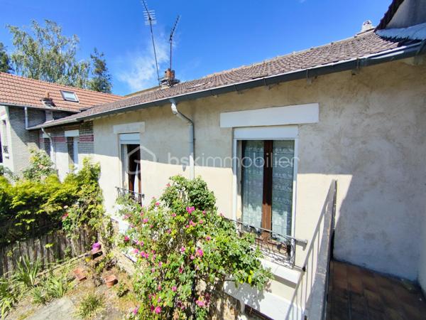 Avis aux amateurs de charme et de beaux volumes ! L'agence BSK Immobilier vous présente cette maison des années 1930 idéalement située au calme, à deux pas du centre-ville et de la gare.

Offrant 67 m² habitables et un potentiel total de 137 m² au sol, elle se compose :

• Un Rez-de-Chaussée Lumineux (exposé Sud vers le jardin) & Fonctionnel :
Une entrée desservant un séjour/salle à manger convivial, une cuisine indépendante, 2 chambres confortables, une salle d'eau et un WC séparé.

• Un Rez-de-Jardin aux Multiples Possibilités (Idéal Télétravail ou Studio) :
Profitez de presque 45 m² supplémentaires répartis en 3 belles pièces bénéficiant d'un accès direct de plain-pied sur le jardin avec buanderie et une chaufferie.

• Les Extérieurs & Annexes :
Un agréable jardin avec terrasse pour vos journées ensoleillées, ainsi qu'un rare double garage de 25 m².

Pourquoi choisir cette maison ?
Emplacement n°1 : Écoles, commerces et transports accessibles à pied (Gare RER E à 8 min).
Évolutive : Une configuration idéale pour s'adapter à vos projets (création d'un espace parental en rez-de-jardin, salle de jeux, profession libérale).

Prévoir quelques travaux de rafraîchissement et de mise aux normes électriques pour révéler tout le potentiel de cette maison.

Contactez Stéphanie PERET - BSK Immobilier pour planifier votre visite !
