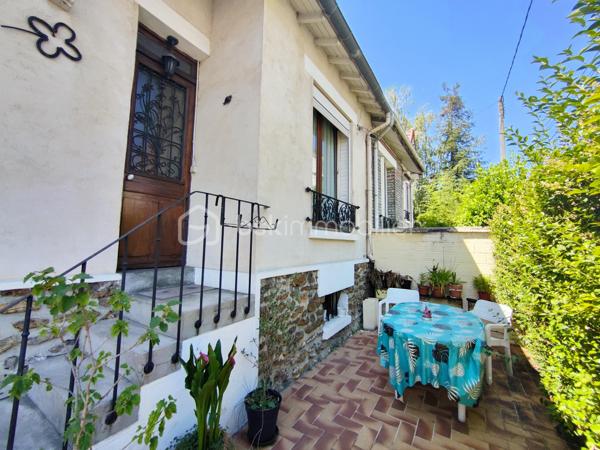 Avis aux amateurs de charme et de beaux volumes ! L'agence BSK Immobilier vous présente cette maison des années 1930 idéalement située au calme, à deux pas du centre-ville et de la gare.

Offrant 67 m² habitables et un potentiel total de 137 m² au sol, elle se compose :

• Un Rez-de-Chaussée Lumineux (exposé Sud vers le jardin) & Fonctionnel :
Une entrée desservant un séjour/salle à manger convivial, une cuisine indépendante, 2 chambres confortables, une salle d'eau et un WC séparé.

• Un Rez-de-Jardin aux Multiples Possibilités (Idéal Télétravail ou Studio) :
Profitez de presque 45 m² supplémentaires répartis en 3 belles pièces bénéficiant d'un accès direct de plain-pied sur le jardin avec buanderie et une chaufferie.

• Les Extérieurs & Annexes :
Un agréable jardin avec terrasse pour vos journées ensoleillées, ainsi qu'un rare double garage de 25 m².

Pourquoi choisir cette maison ?
Emplacement n°1 : Écoles, commerces et transports accessibles à pied (Gare RER E à 8 min).
Évolutive : Une configuration idéale pour s'adapter à vos projets (création d'un espace parental en rez-de-jardin, salle de jeux, profession libérale).

Prévoir quelques travaux de rafraîchissement et de mise aux normes électriques pour révéler tout le potentiel de cette maison.

Contactez Stéphanie PERET - BSK Immobilier pour planifier votre visite !