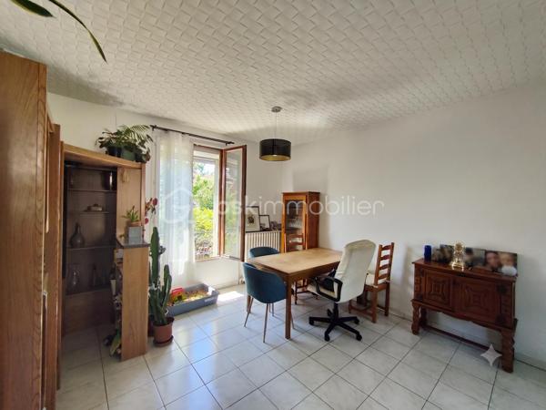 Avis aux amateurs de charme et de beaux volumes ! L'agence BSK Immobilier vous présente cette maison des années 1930 idéalement située au calme, à deux pas du centre-ville et de la gare.

Offrant 67 m² habitables et un potentiel total de 137 m² au sol, elle se compose :

• Un Rez-de-Chaussée Lumineux (exposé Sud vers le jardin) & Fonctionnel :
Une entrée desservant un séjour/salle à manger convivial, une cuisine indépendante, 2 chambres confortables, une salle d'eau et un WC séparé.

• Un Rez-de-Jardin aux Multiples Possibilités (Idéal Télétravail ou Studio) :
Profitez de presque 45 m² supplémentaires répartis en 3 belles pièces bénéficiant d'un accès direct de plain-pied sur le jardin avec buanderie et une chaufferie.

• Les Extérieurs & Annexes :
Un agréable jardin avec terrasse pour vos journées ensoleillées, ainsi qu'un rare double garage de 25 m².

Pourquoi choisir cette maison ?
Emplacement n°1 : Écoles, commerces et transports accessibles à pied (Gare RER E à 8 min).
Évolutive : Une configuration idéale pour s'adapter à vos projets (création d'un espace parental en rez-de-jardin, salle de jeux, profession libérale).

Prévoir quelques travaux de rafraîchissement et de mise aux normes électriques pour révéler tout le potentiel de cette maison.

Contactez Stéphanie PERET - BSK Immobilier pour planifier votre visite !