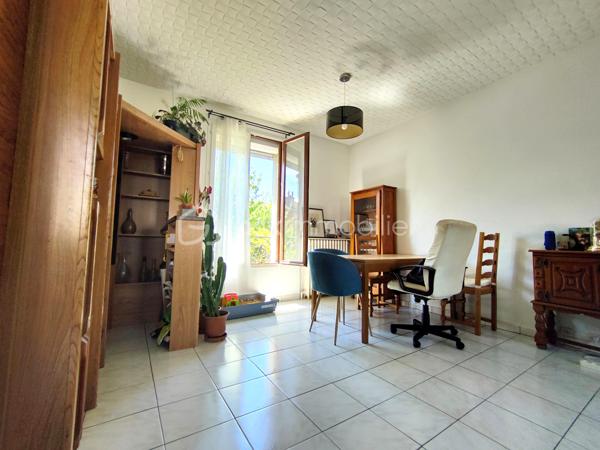 Avis aux amateurs de charme et de beaux volumes ! L'agence BSK Immobilier vous présente cette maison des années 1930 idéalement située au calme, à deux pas du centre-ville et de la gare.

Offrant 67 m² habitables et un potentiel total de 137 m² au sol, elle se compose :

• Un Rez-de-Chaussée Lumineux (exposé Sud vers le jardin) & Fonctionnel :
Une entrée desservant un séjour/salle à manger convivial, une cuisine indépendante, 2 chambres confortables, une salle d'eau et un WC séparé.

• Un Rez-de-Jardin aux Multiples Possibilités (Idéal Télétravail ou Studio) :
Profitez de presque 45 m² supplémentaires répartis en 3 belles pièces bénéficiant d'un accès direct de plain-pied sur le jardin avec buanderie et une chaufferie.

• Les Extérieurs & Annexes :
Un agréable jardin avec terrasse pour vos journées ensoleillées, ainsi qu'un rare double garage de 25 m².

Pourquoi choisir cette maison ?
Emplacement n°1 : Écoles, commerces et transports accessibles à pied (Gare RER E à 8 min).
Évolutive : Une configuration idéale pour s'adapter à vos projets (création d'un espace parental en rez-de-jardin, salle de jeux, profession libérale).

Prévoir quelques travaux de rafraîchissement et de mise aux normes électriques pour révéler tout le potentiel de cette maison.

Contactez Stéphanie PERET - BSK Immobilier pour planifier votre visite !