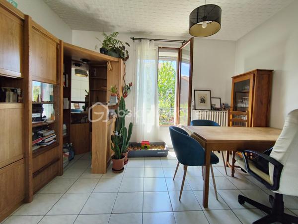 Avis aux amateurs de charme et de beaux volumes ! L'agence BSK Immobilier vous présente cette maison des années 1930 idéalement située au calme, à deux pas du centre-ville et de la gare.

Offrant 67 m² habitables et un potentiel total de 137 m² au sol, elle se compose :

• Un Rez-de-Chaussée Lumineux (exposé Sud vers le jardin) & Fonctionnel :
Une entrée desservant un séjour/salle à manger convivial, une cuisine indépendante, 2 chambres confortables, une salle d'eau et un WC séparé.

• Un Rez-de-Jardin aux Multiples Possibilités (Idéal Télétravail ou Studio) :
Profitez de presque 45 m² supplémentaires répartis en 3 belles pièces bénéficiant d'un accès direct de plain-pied sur le jardin avec buanderie et une chaufferie.

• Les Extérieurs & Annexes :
Un agréable jardin avec terrasse pour vos journées ensoleillées, ainsi qu'un rare double garage de 25 m².

Pourquoi choisir cette maison ?
Emplacement n°1 : Écoles, commerces et transports accessibles à pied (Gare RER E à 8 min).
Évolutive : Une configuration idéale pour s'adapter à vos projets (création d'un espace parental en rez-de-jardin, salle de jeux, profession libérale).

Prévoir quelques travaux de rafraîchissement et de mise aux normes électriques pour révéler tout le potentiel de cette maison.

Contactez Stéphanie PERET - BSK Immobilier pour planifier votre visite !