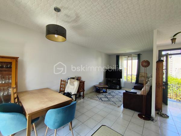Avis aux amateurs de charme et de beaux volumes ! L'agence BSK Immobilier vous présente cette maison des années 1930 idéalement située au calme, à deux pas du centre-ville et de la gare.

Offrant 67 m² habitables et un potentiel total de 137 m² au sol, elle se compose :

• Un Rez-de-Chaussée Lumineux (exposé Sud vers le jardin) & Fonctionnel :
Une entrée desservant un séjour/salle à manger convivial, une cuisine indépendante, 2 chambres confortables, une salle d'eau et un WC séparé.

• Un Rez-de-Jardin aux Multiples Possibilités (Idéal Télétravail ou Studio) :
Profitez de presque 45 m² supplémentaires répartis en 3 belles pièces bénéficiant d'un accès direct de plain-pied sur le jardin avec buanderie et une chaufferie.

• Les Extérieurs & Annexes :
Un agréable jardin avec terrasse pour vos journées ensoleillées, ainsi qu'un rare double garage de 25 m².

Pourquoi choisir cette maison ?
Emplacement n°1 : Écoles, commerces et transports accessibles à pied (Gare RER E à 8 min).
Évolutive : Une configuration idéale pour s'adapter à vos projets (création d'un espace parental en rez-de-jardin, salle de jeux, profession libérale).

Prévoir quelques travaux de rafraîchissement et de mise aux normes électriques pour révéler tout le potentiel de cette maison.

Contactez Stéphanie PERET - BSK Immobilier pour planifier votre visite !