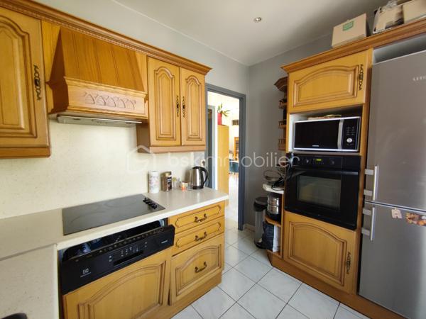 Avis aux amateurs de charme et de beaux volumes ! L'agence BSK Immobilier vous présente cette maison des années 1930 idéalement située au calme, à deux pas du centre-ville et de la gare.

Offrant 67 m² habitables et un potentiel total de 137 m² au sol, elle se compose :

• Un Rez-de-Chaussée Lumineux (exposé Sud vers le jardin) & Fonctionnel :
Une entrée desservant un séjour/salle à manger convivial, une cuisine indépendante, 2 chambres confortables, une salle d'eau et un WC séparé.

• Un Rez-de-Jardin aux Multiples Possibilités (Idéal Télétravail ou Studio) :
Profitez de presque 45 m² supplémentaires répartis en 3 belles pièces bénéficiant d'un accès direct de plain-pied sur le jardin avec buanderie et une chaufferie.

• Les Extérieurs & Annexes :
Un agréable jardin avec terrasse pour vos journées ensoleillées, ainsi qu'un rare double garage de 25 m².

Pourquoi choisir cette maison ?
Emplacement n°1 : Écoles, commerces et transports accessibles à pied (Gare RER E à 8 min).
Évolutive : Une configuration idéale pour s'adapter à vos projets (création d'un espace parental en rez-de-jardin, salle de jeux, profession libérale).

Prévoir quelques travaux de rafraîchissement et de mise aux normes électriques pour révéler tout le potentiel de cette maison.

Contactez Stéphanie PERET - BSK Immobilier pour planifier votre visite !