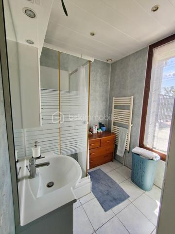 Avis aux amateurs de charme et de beaux volumes ! L'agence BSK Immobilier vous présente cette maison des années 1930 idéalement située au calme, à deux pas du centre-ville et de la gare.

Offrant 67 m² habitables et un potentiel total de 137 m² au sol, elle se compose :

• Un Rez-de-Chaussée Lumineux (exposé Sud vers le jardin) & Fonctionnel :
Une entrée desservant un séjour/salle à manger convivial, une cuisine indépendante, 2 chambres confortables, une salle d'eau et un WC séparé.

• Un Rez-de-Jardin aux Multiples Possibilités (Idéal Télétravail ou Studio) :
Profitez de presque 45 m² supplémentaires répartis en 3 belles pièces bénéficiant d'un accès direct de plain-pied sur le jardin avec buanderie et une chaufferie.

• Les Extérieurs & Annexes :
Un agréable jardin avec terrasse pour vos journées ensoleillées, ainsi qu'un rare double garage de 25 m².

Pourquoi choisir cette maison ?
Emplacement n°1 : Écoles, commerces et transports accessibles à pied (Gare RER E à 8 min).
Évolutive : Une configuration idéale pour s'adapter à vos projets (création d'un espace parental en rez-de-jardin, salle de jeux, profession libérale).

Prévoir quelques travaux de rafraîchissement et de mise aux normes électriques pour révéler tout le potentiel de cette maison.

Contactez Stéphanie PERET - BSK Immobilier pour planifier votre visite !