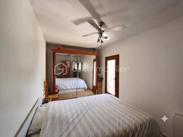 Avis aux amateurs de charme et de beaux volumes ! L'agence BSK Immobilier vous présente cette maison des années 1930 idéalement située au calme, à deux pas du centre-ville et de la gare.

Offrant 67 m² habitables et un potentiel total de 137 m² au sol, elle se compose :

• Un Rez-de-Chaussée Lumineux (exposé Sud vers le jardin) & Fonctionnel :
Une entrée desservant un séjour/salle à manger convivial, une cuisine indépendante, 2 chambres confortables, une salle d'eau et un WC séparé.

• Un Rez-de-Jardin aux Multiples Possibilités (Idéal Télétravail ou Studio) :
Profitez de presque 45 m² supplémentaires répartis en 3 belles pièces bénéficiant d'un accès direct de plain-pied sur le jardin avec buanderie et une chaufferie.

• Les Extérieurs & Annexes :
Un agréable jardin avec terrasse pour vos journées ensoleillées, ainsi qu'un rare double garage de 25 m².

Pourquoi choisir cette maison ?
Emplacement n°1 : Écoles, commerces et transports accessibles à pied (Gare RER E à 8 min).
Évolutive : Une configuration idéale pour s'adapter à vos projets (création d'un espace parental en rez-de-jardin, salle de jeux, profession libérale).

Prévoir quelques travaux de rafraîchissement et de mise aux normes électriques pour révéler tout le potentiel de cette maison.

Contactez Stéphanie PERET - BSK Immobilier pour planifier votre visite !