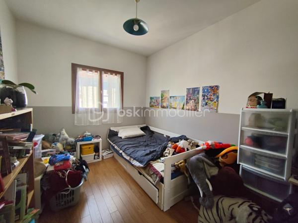 Avis aux amateurs de charme et de beaux volumes ! L'agence BSK Immobilier vous présente cette maison des années 1930 idéalement située au calme, à deux pas du centre-ville et de la gare.

Offrant 67 m² habitables et un potentiel total de 137 m² au sol, elle se compose :

• Un Rez-de-Chaussée Lumineux (exposé Sud vers le jardin) & Fonctionnel :
Une entrée desservant un séjour/salle à manger convivial, une cuisine indépendante, 2 chambres confortables, une salle d'eau et un WC séparé.

• Un Rez-de-Jardin aux Multiples Possibilités (Idéal Télétravail ou Studio) :
Profitez de presque 45 m² supplémentaires répartis en 3 belles pièces bénéficiant d'un accès direct de plain-pied sur le jardin avec buanderie et une chaufferie.

• Les Extérieurs & Annexes :
Un agréable jardin avec terrasse pour vos journées ensoleillées, ainsi qu'un rare double garage de 25 m².

Pourquoi choisir cette maison ?
Emplacement n°1 : Écoles, commerces et transports accessibles à pied (Gare RER E à 8 min).
Évolutive : Une configuration idéale pour s'adapter à vos projets (création d'un espace parental en rez-de-jardin, salle de jeux, profession libérale).

Prévoir quelques travaux de rafraîchissement et de mise aux normes électriques pour révéler tout le potentiel de cette maison.

Contactez Stéphanie PERET - BSK Immobilier pour planifier votre visite !