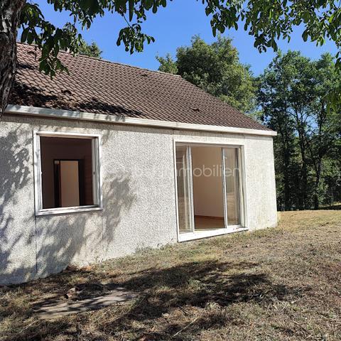 À Montrichard, maison d'environ 57 m² habitables, à 5 minutes à pied du centre-ville.

Implantée sur un terrain clôturé de plus de 1 100 m², elle permet de profiter d'espaces extérieurs.
Son entrée et sa baie vitrée permettent une vie de plain-pied.

La pièce de vie lumineuse avec cuisine aménagée bénéficie d'une exposition Sud-Est.
La maison dispose de deux chambres.

Un sous-sol complet d'environ 62 m² offre de nombreuses possibilités de stockage, de stationnement ou d'aménagement selon vos projets.

Des travaux d'amélioration ont déjà été réalisés, notamment la rénovation de l'installation électrique, l'isolation des combles et des murs, ainsi que l'installation d'une VMC double flux et le remplacement du chauffe-eau, permettant de l'habiter immédiatement.

Pour poursuivre les améliorations engagées, le remplacement des menuiseries et de certains radiateurs sera à prévoir.

Cette maison bénéficie d'une base saine et fonctionnelle permettant à chacun de l'adapter à ses besoins et à son projet.