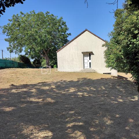 À Montrichard, maison d'environ 57 m² habitables, à 5 minutes à pied du centre-ville.

Implantée sur un terrain clôturé de plus de 1 100 m², elle permet de profiter d'espaces extérieurs.
Son entrée et sa baie vitrée permettent une vie de plain-pied.

La pièce de vie lumineuse avec cuisine aménagée bénéficie d'une exposition Sud-Est.
La maison dispose de deux chambres.

Un sous-sol complet d'environ 62 m² offre de nombreuses possibilités de stockage, de stationnement ou d'aménagement selon vos projets.

Des travaux d'amélioration ont déjà été réalisés, notamment la rénovation de l'installation électrique, l'isolation des combles et des murs, ainsi que l'installation d'une VMC double flux et le remplacement du chauffe-eau, permettant de l'habiter immédiatement.

Pour poursuivre les améliorations engagées, le remplacement des menuiseries et de certains radiateurs sera à prévoir.

Cette maison bénéficie d'une base saine et fonctionnelle permettant à chacun de l'adapter à ses besoins et à son projet.
