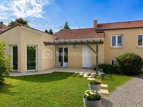 Vous recherchez une maison sur Beaupreau, chaleureuse, parfaitement entretenue et idéalement située ? 
Cette belle maison de 120 m² habitables saura vous séduire par ses volumes, sa fonctionnalité et son excellent état général.
Dès l’entrée, vous découvrirez un intérieur propre et soigné, offrant une agréable luminosité tout au long de la journée. 
La maison dispose d’un salon convivial, d’une salle à manger indépendante ainsi que d’une cuisine équipée séparée, permettant de profiter de véritables espaces de vie confortables et bien agencés.
La salle à manger est sublimée par une cheminée avec un insert, apportant un véritable cachet et une ambiance chaleureuse et authentique à la pièce de vie.
Côté nuit, vous bénéficierez de 4 chambres confortables, idéales pour accueillir toute la famille, aménager un bureau ou recevoir vos proches.
À l’extérieur, vous profiterez d’un espace fonctionnel arboré et facile à entretenir, agrémenté d’une belle pergola aluminium, parfaite pour partager des repas ou profiter des beaux jours en toute tranquillité.
Un garage avec accès direct de la maison complète ce bien.

Située à proximité immédiate des commerces, écoles et commodités, cette maison offre un cadre de vie pratique et agréable au quotidien.
Proche du quartier prisé Saint Martin.

✅ Maison très bien entretenue
✅ 120 m² habitables
✅ Exposition jardin sud
✅ 4 chambres
✅ Salon, salle à manger et cuisine équipée indépendants
✅ Cheminée avec insert pleine de charme
✅ Pergola aluminium
✅ Garage
✅ Proche commerces et commodités à 5 min à pied
✅ Extérieur pratique et agréable

Une maison entretenue, saine et accueillante, avec beaucoup de charme, prête à vivre et à découvrir sans tarder !