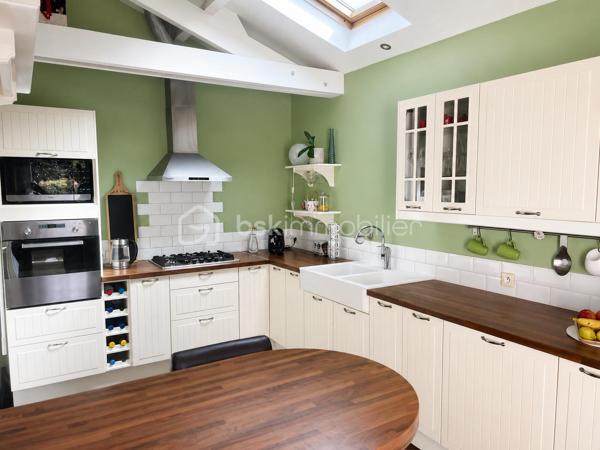 Vous recherchez une maison sur Beaupreau, chaleureuse, parfaitement entretenue et idéalement située ? 
Cette belle maison de 120 m² habitables saura vous séduire par ses volumes, sa fonctionnalité et son excellent état général.
Dès l’entrée, vous découvrirez un intérieur propre et soigné, offrant une agréable luminosité tout au long de la journée. 
La maison dispose d’un salon convivial, d’une salle à manger indépendante ainsi que d’une cuisine équipée séparée, permettant de profiter de véritables espaces de vie confortables et bien agencés.
La salle à manger est sublimée par une cheminée avec un insert, apportant un véritable cachet et une ambiance chaleureuse et authentique à la pièce de vie.
Côté nuit, vous bénéficierez de 4 chambres confortables, idéales pour accueillir toute la famille, aménager un bureau ou recevoir vos proches.
À l’extérieur, vous profiterez d’un espace fonctionnel arboré et facile à entretenir, agrémenté d’une belle pergola aluminium, parfaite pour partager des repas ou profiter des beaux jours en toute tranquillité.
Un garage avec accès direct de la maison complète ce bien.

Située à proximité immédiate des commerces, écoles et commodités, cette maison offre un cadre de vie pratique et agréable au quotidien.
Proche du quartier prisé Saint Martin.

✅ Maison très bien entretenue
✅ 120 m² habitables
✅ Exposition jardin sud
✅ 4 chambres
✅ Salon, salle à manger et cuisine équipée indépendants
✅ Cheminée avec insert pleine de charme
✅ Pergola aluminium
✅ Garage
✅ Proche commerces et commodités à 5 min à pied
✅ Extérieur pratique et agréable

Une maison entretenue, saine et accueillante, avec beaucoup de charme, prête à vivre et à découvrir sans tarder !