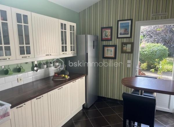 Vous recherchez une maison sur Beaupreau, chaleureuse, parfaitement entretenue et idéalement située ? 
Cette belle maison de 120 m² habitables saura vous séduire par ses volumes, sa fonctionnalité et son excellent état général.
Dès l’entrée, vous découvrirez un intérieur propre et soigné, offrant une agréable luminosité tout au long de la journée. 
La maison dispose d’un salon convivial, d’une salle à manger indépendante ainsi que d’une cuisine équipée séparée, permettant de profiter de véritables espaces de vie confortables et bien agencés.
La salle à manger est sublimée par une cheminée avec un insert, apportant un véritable cachet et une ambiance chaleureuse et authentique à la pièce de vie.
Côté nuit, vous bénéficierez de 4 chambres confortables, idéales pour accueillir toute la famille, aménager un bureau ou recevoir vos proches.
À l’extérieur, vous profiterez d’un espace fonctionnel arboré et facile à entretenir, agrémenté d’une belle pergola aluminium, parfaite pour partager des repas ou profiter des beaux jours en toute tranquillité.
Un garage avec accès direct de la maison complète ce bien.

Située à proximité immédiate des commerces, écoles et commodités, cette maison offre un cadre de vie pratique et agréable au quotidien.
Proche du quartier prisé Saint Martin.

✅ Maison très bien entretenue
✅ 120 m² habitables
✅ Exposition jardin sud
✅ 4 chambres
✅ Salon, salle à manger et cuisine équipée indépendants
✅ Cheminée avec insert pleine de charme
✅ Pergola aluminium
✅ Garage
✅ Proche commerces et commodités à 5 min à pied
✅ Extérieur pratique et agréable

Une maison entretenue, saine et accueillante, avec beaucoup de charme, prête à vivre et à découvrir sans tarder !
