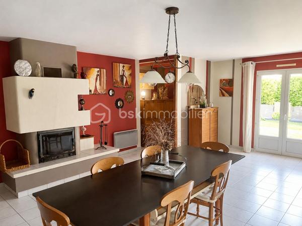 Vous recherchez une maison sur Beaupreau, chaleureuse, parfaitement entretenue et idéalement située ? 
Cette belle maison de 120 m² habitables saura vous séduire par ses volumes, sa fonctionnalité et son excellent état général.
Dès l’entrée, vous découvrirez un intérieur propre et soigné, offrant une agréable luminosité tout au long de la journée. 
La maison dispose d’un salon convivial, d’une salle à manger indépendante ainsi que d’une cuisine équipée séparée, permettant de profiter de véritables espaces de vie confortables et bien agencés.
La salle à manger est sublimée par une cheminée avec un insert, apportant un véritable cachet et une ambiance chaleureuse et authentique à la pièce de vie.
Côté nuit, vous bénéficierez de 4 chambres confortables, idéales pour accueillir toute la famille, aménager un bureau ou recevoir vos proches.
À l’extérieur, vous profiterez d’un espace fonctionnel arboré et facile à entretenir, agrémenté d’une belle pergola aluminium, parfaite pour partager des repas ou profiter des beaux jours en toute tranquillité.
Un garage avec accès direct de la maison complète ce bien.

Située à proximité immédiate des commerces, écoles et commodités, cette maison offre un cadre de vie pratique et agréable au quotidien.
Proche du quartier prisé Saint Martin.

✅ Maison très bien entretenue
✅ 120 m² habitables
✅ Exposition jardin sud
✅ 4 chambres
✅ Salon, salle à manger et cuisine équipée indépendants
✅ Cheminée avec insert pleine de charme
✅ Pergola aluminium
✅ Garage
✅ Proche commerces et commodités à 5 min à pied
✅ Extérieur pratique et agréable

Une maison entretenue, saine et accueillante, avec beaucoup de charme, prête à vivre et à découvrir sans tarder !